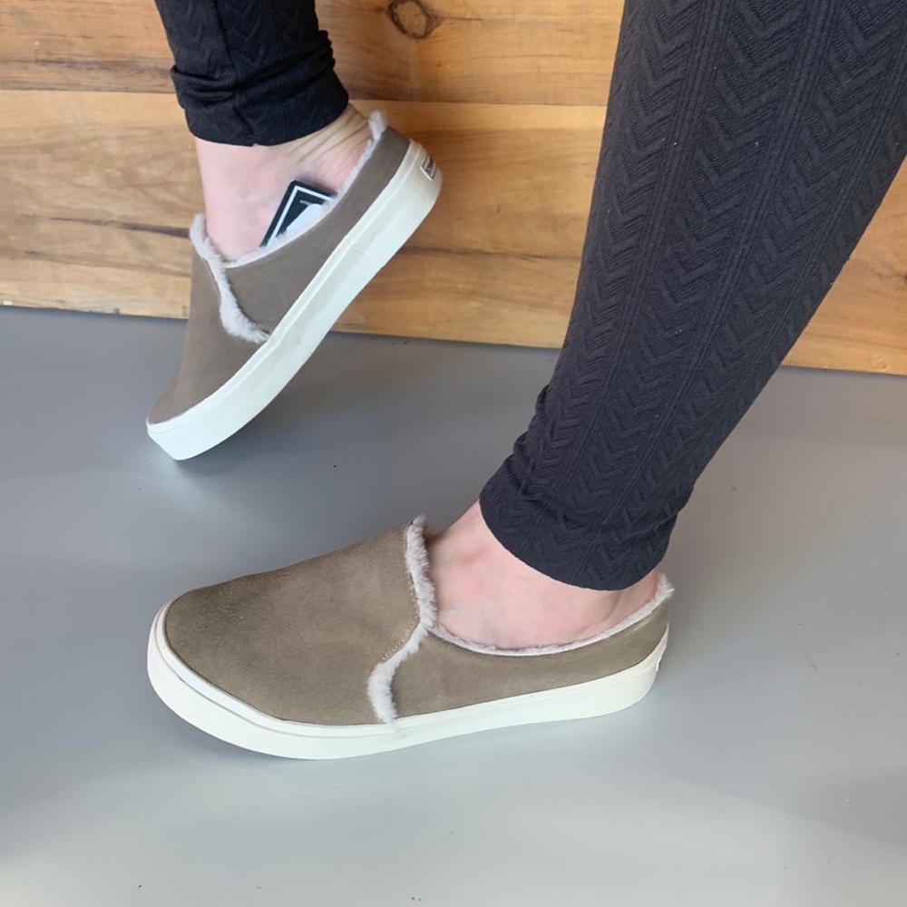 NWT Women’s Staheekum Genuine Suede Stone Slip On Cozy Camp Mule Plush